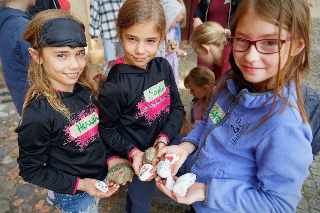 2020 Christenlehre Projekt getragen wagen Kinder mit Steinen