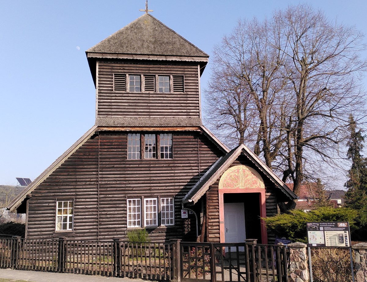 Heilandskapelle. Holzkirche in Frontalansicht.