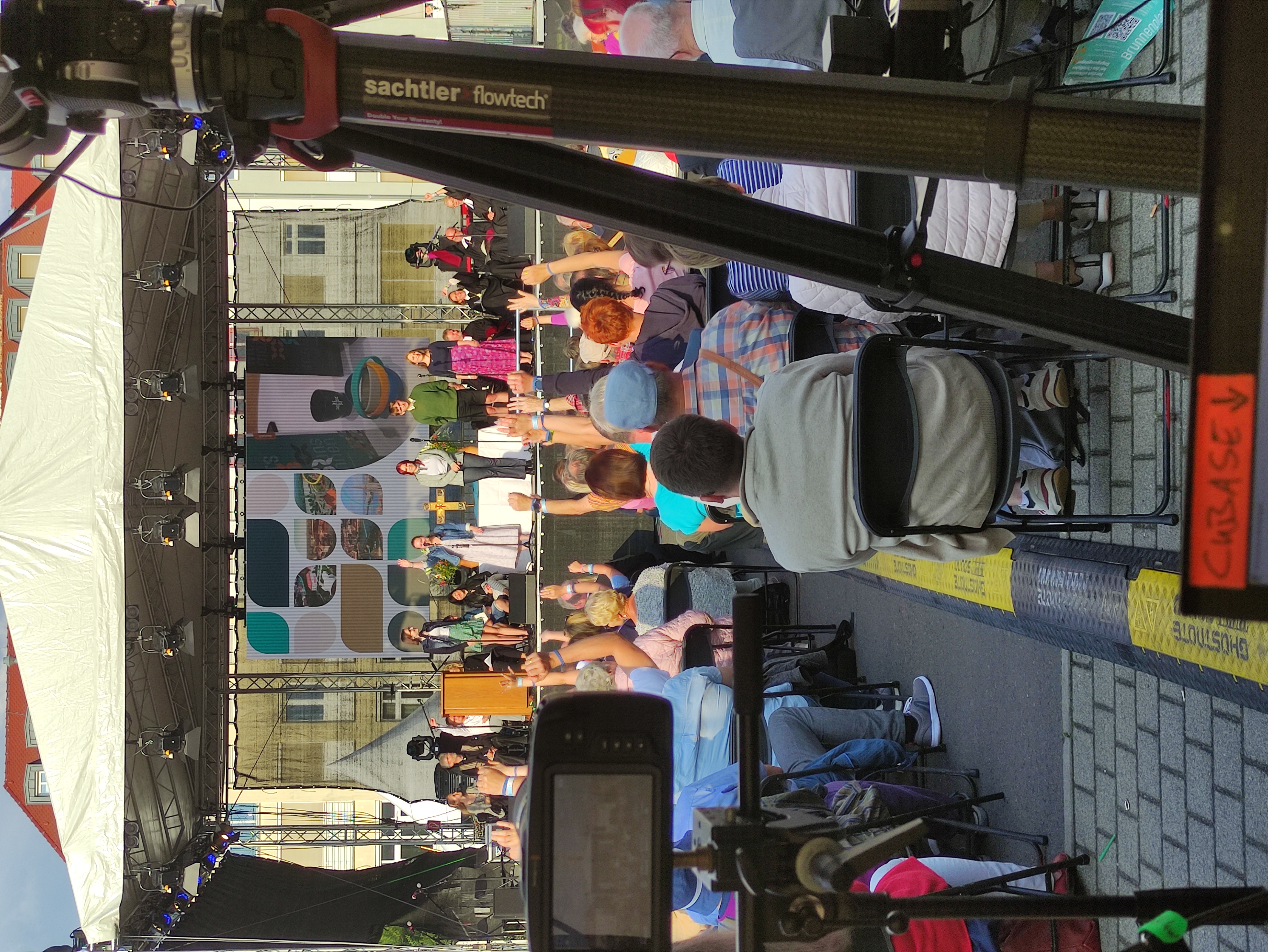 Klaviatur eines Klaviers mit aufgeschlagenem Notenblatt und handschriftlichen Anmerkungen