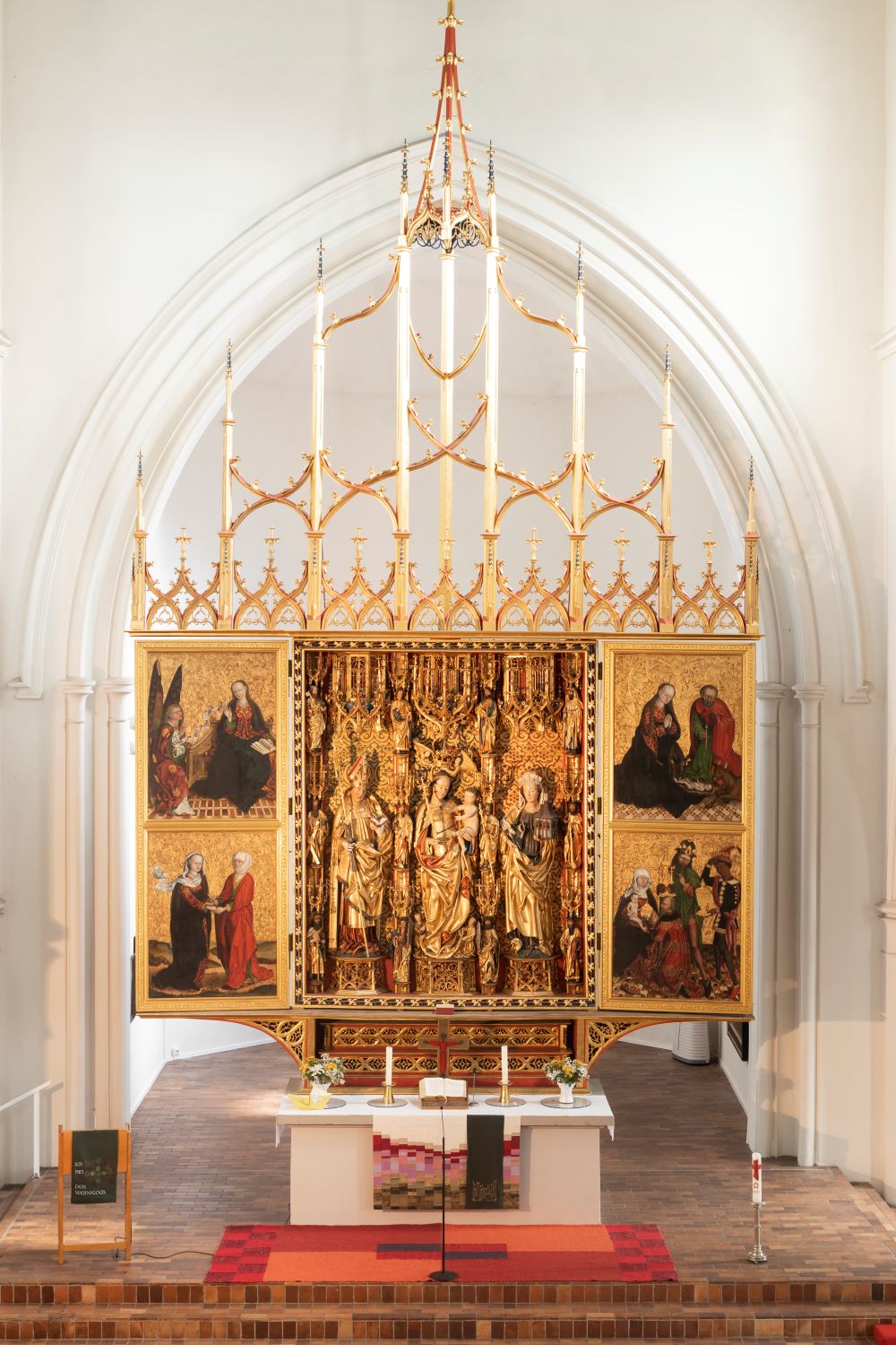 Gotischer Klapp-Altar mit vergoldeten Schnitzereien und Gemälden in den Flügeln in St. Gertraud