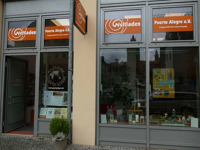 Laden für fair gehandelte Ware, Schaufenster und geöffnete Tür